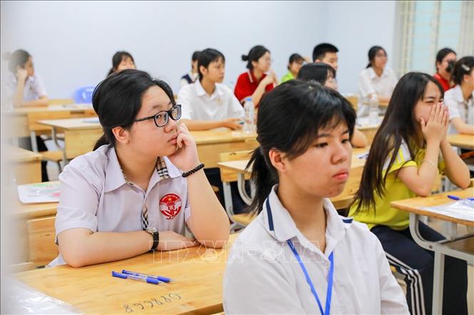 Thí sinh tại Điểm thi trường THPT Đoàn Kết - Hai Bà Trưng (phường Bạch Mai) trước khi bước vào môn thi đầu tiên kỳ thi tuyển sinh lớp 10 Trung học phổ thông công lập năm học 2026 - 2027. Ảnh: Khánh Hoà - TTXVN